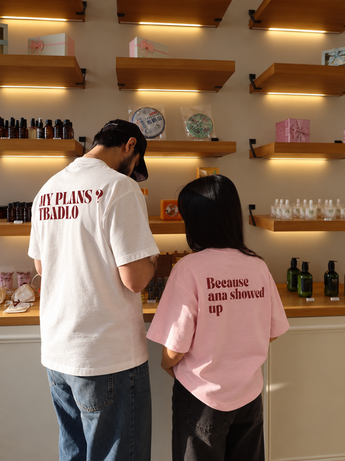 Pack Couple « Les Plans Tbadlo » – Duo de T-shirts Blanc & Rose 🤍🩷