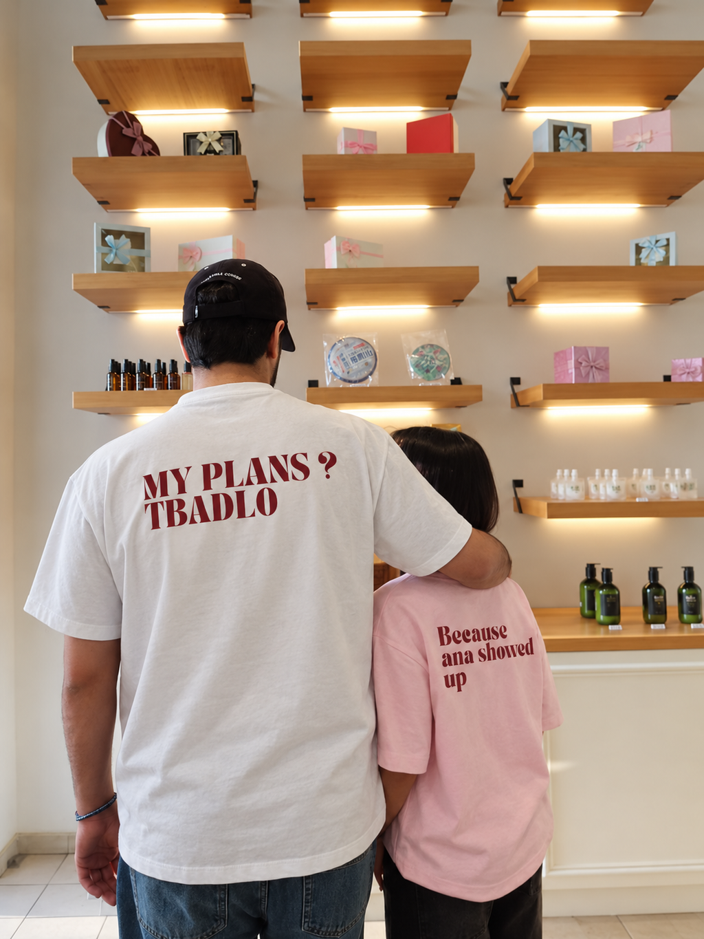Pack Couple « Les Plans Tbadlo » – Duo de T-shirts Blanc & Rose 🤍🩷